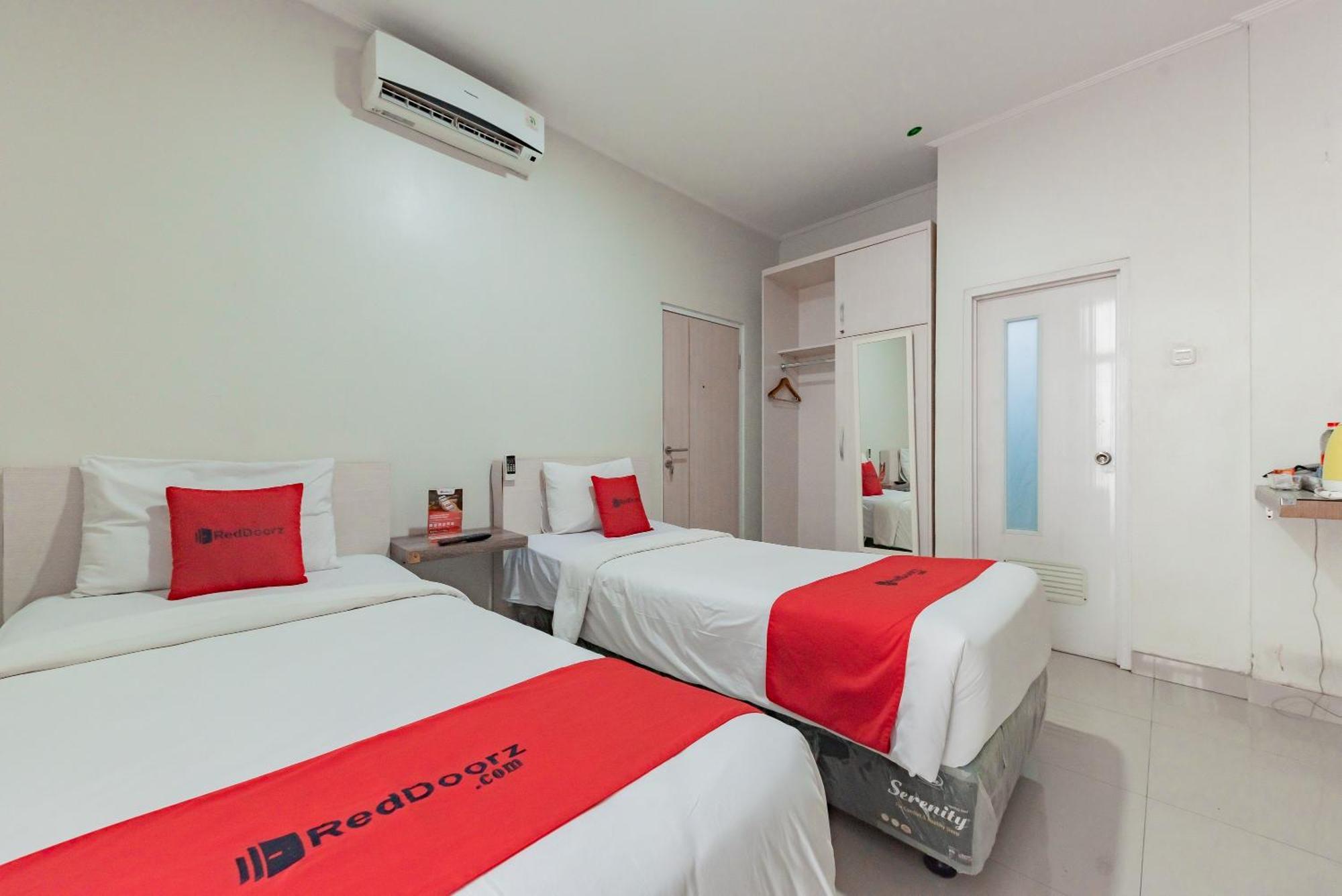 Reddoorz Near Pasar Baru Bandung Hotel Kültér fotó